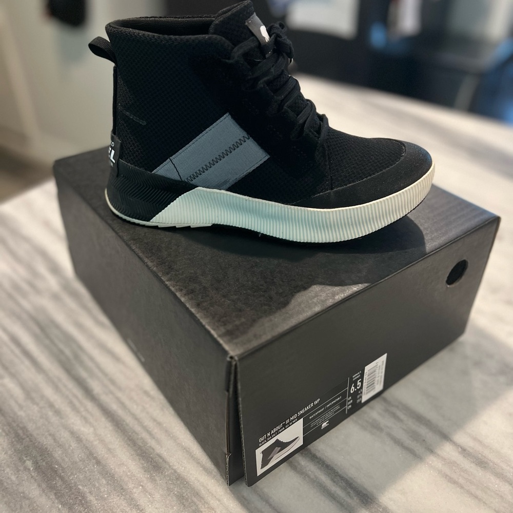 Size 6.5 / WOMEN'S OUT N ABOUT™ III MID SNEAKER